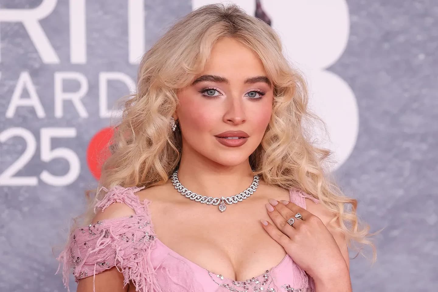 Sabrina Carpenter объясняет, почему поет о сексе: «В этом много нюансов»