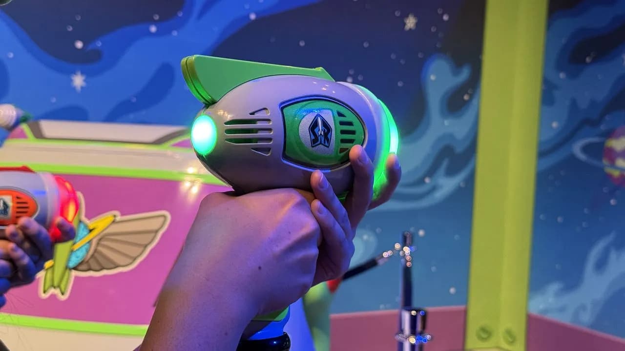 Disney обновляет "Buzz Lightyear's Space Ranger Spin" в честь 30-летия "Истории игрушек"