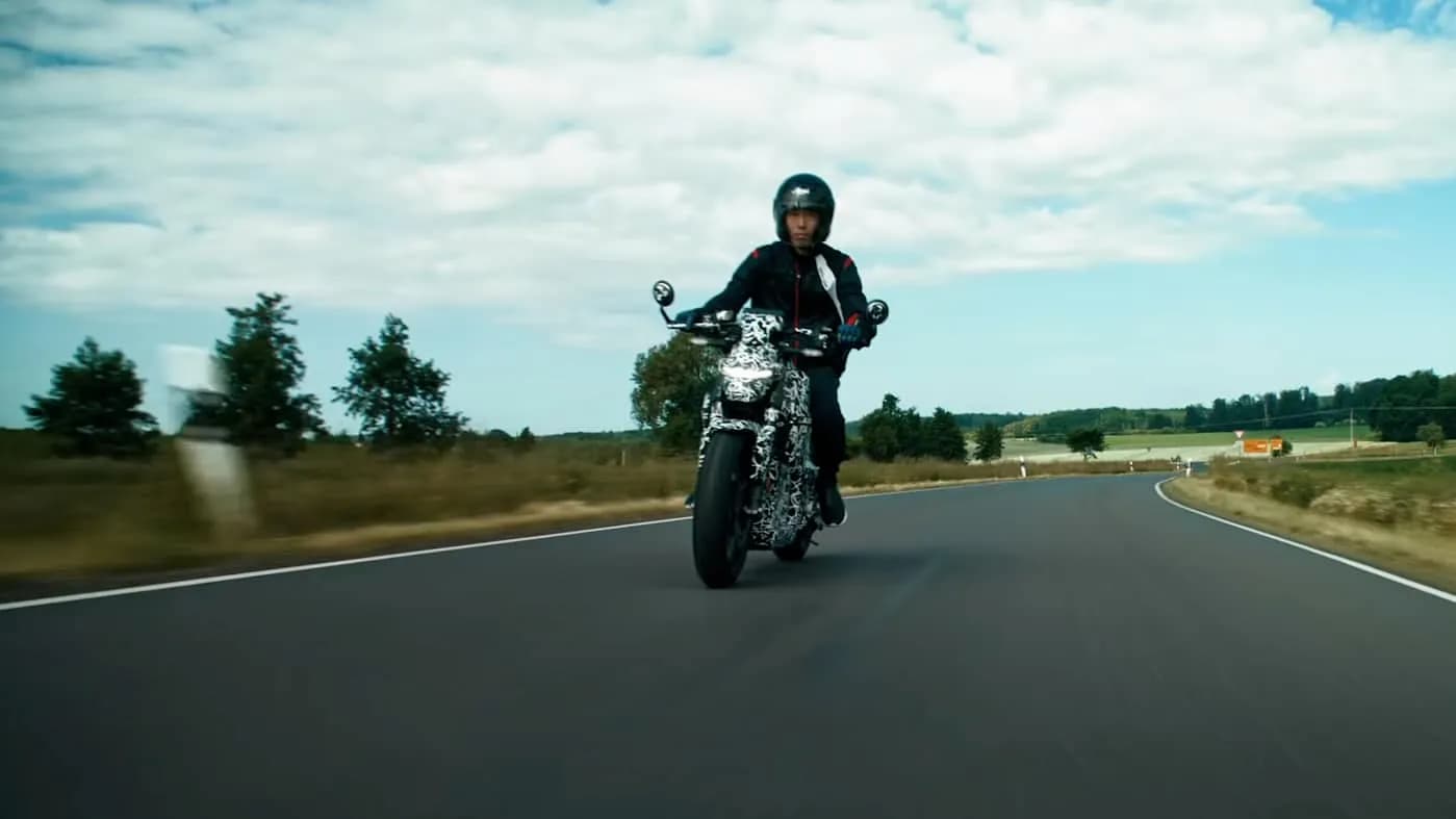 Honda показала тизер первого большого электромотоцикла с быстрой зарядкой