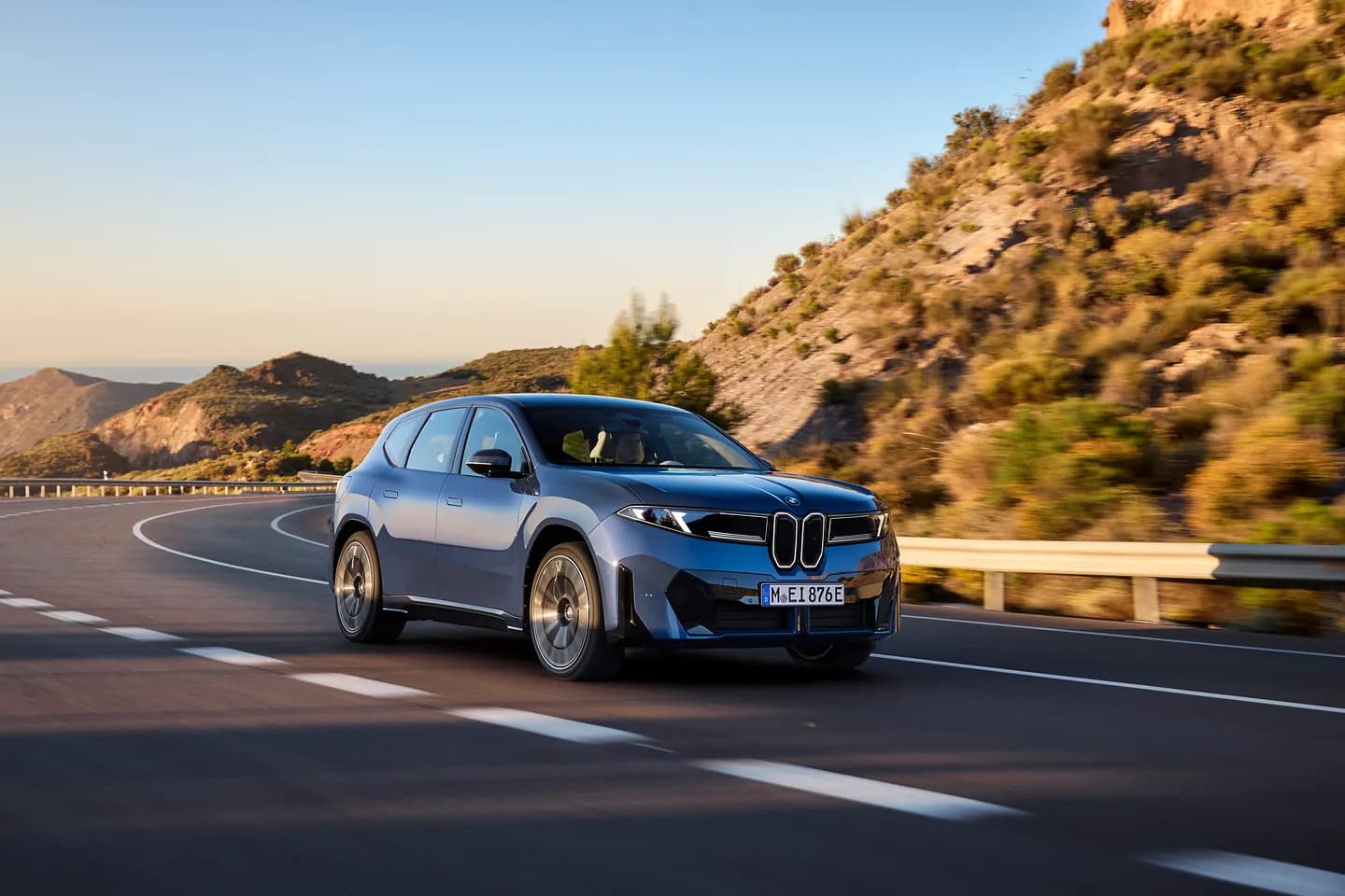 BMW iX3: Новая эра электромобилей с «суперразумом» и сверхзарядкой