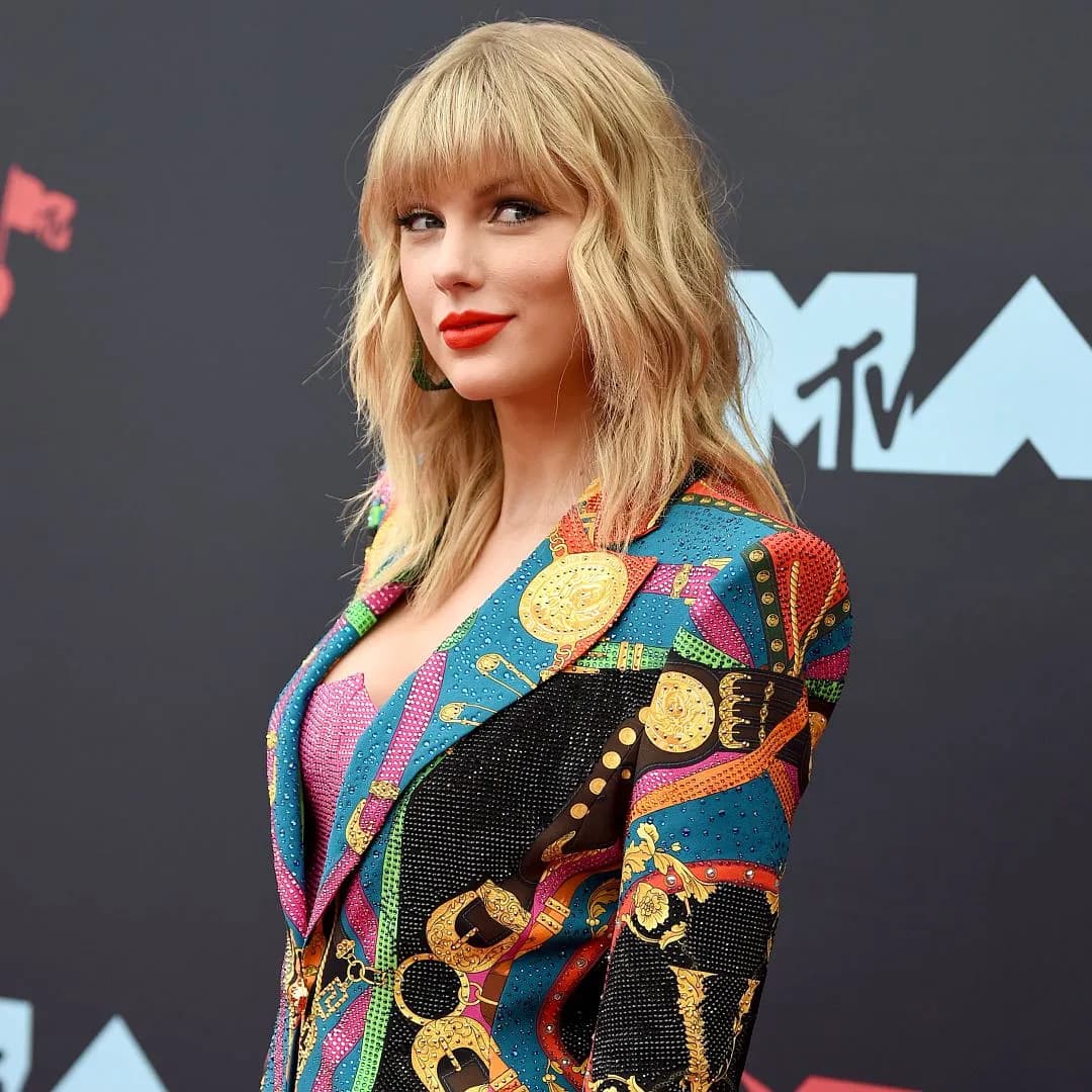 Эволюция стиля Тейлор Свифт на MTV VMA: от дебютантки до иконы