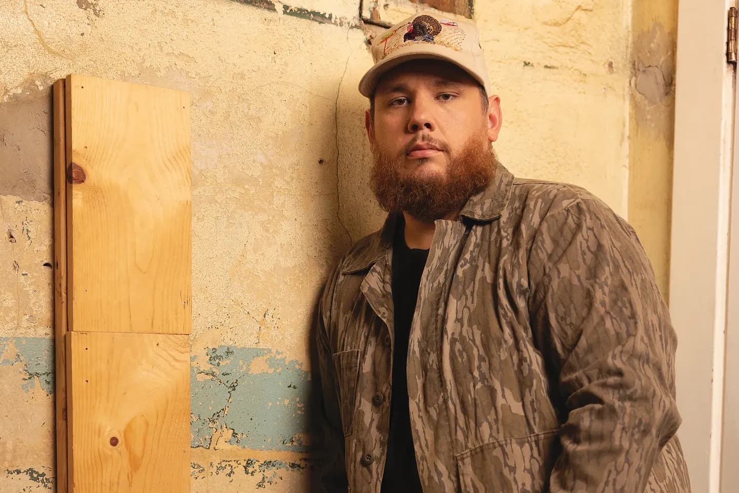 Luke Combs закрепился в топ-10 с новым синглом