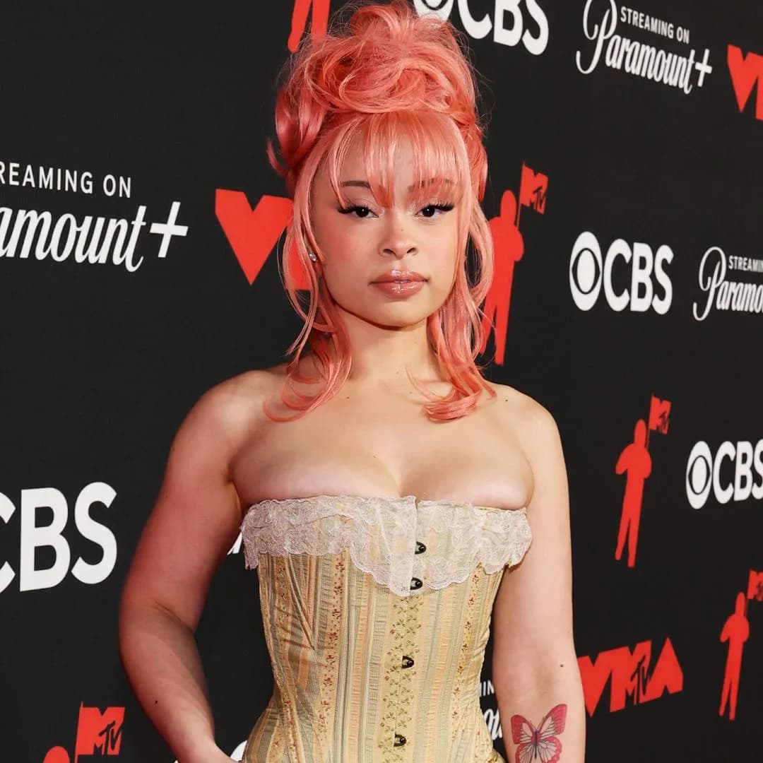 Ice Spice на красной дорожке MTV VMA 2025: корсеты, ностальгия и дружба со Swift