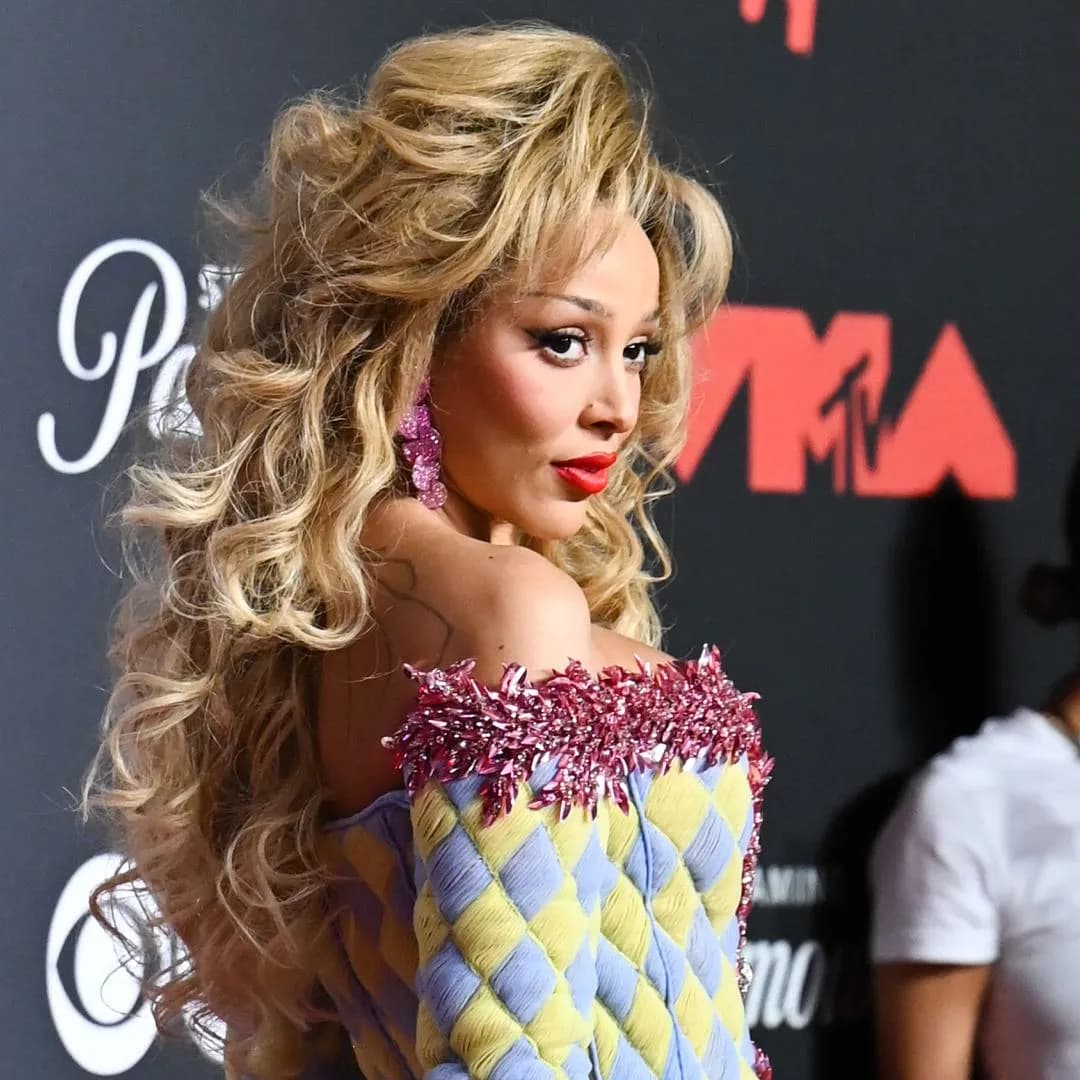 Doja Cat в драме на MTV VMA 2025: блёстки, мини и жёлтые каблуки