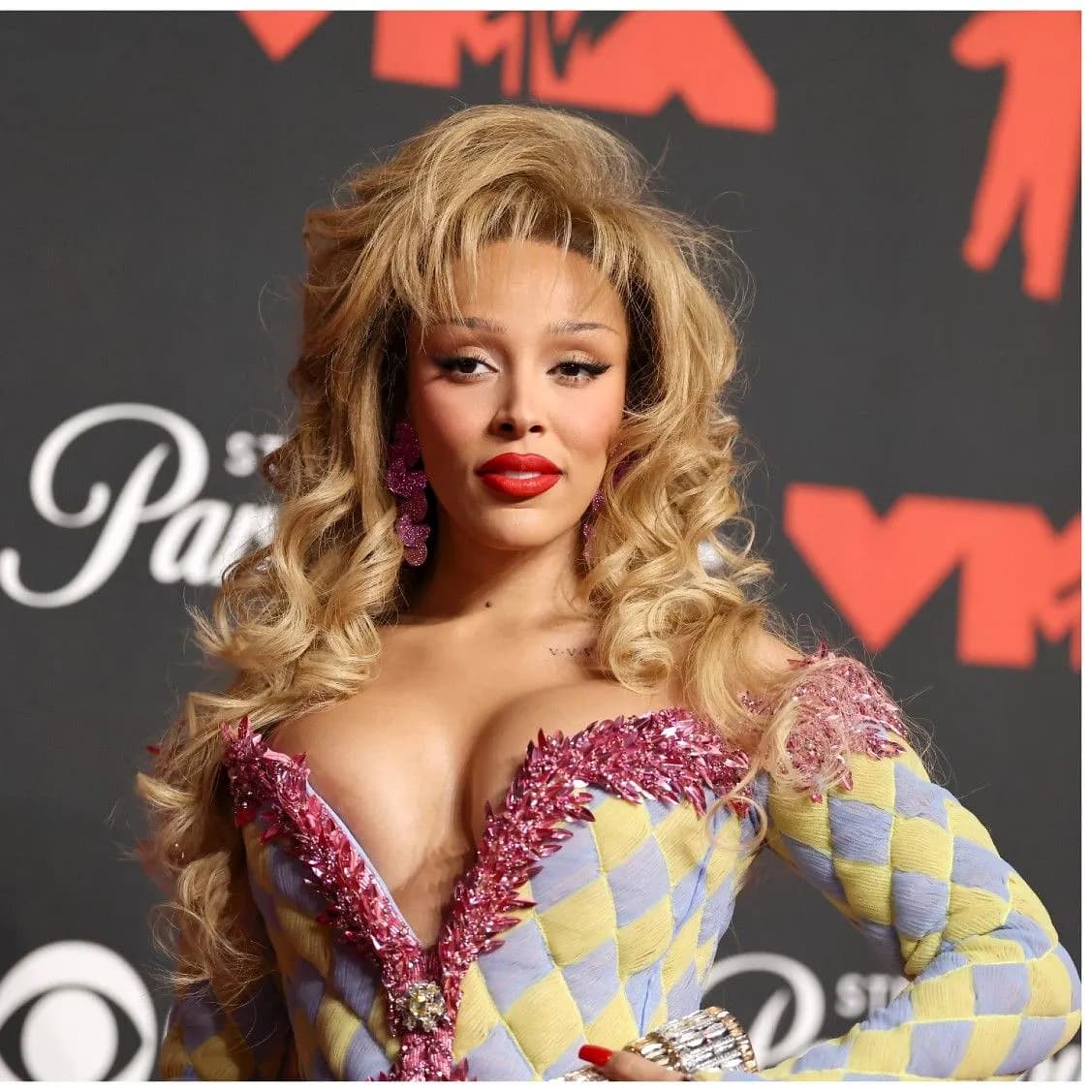 Самые яркие бьюти-образы на MTV VMA 2025