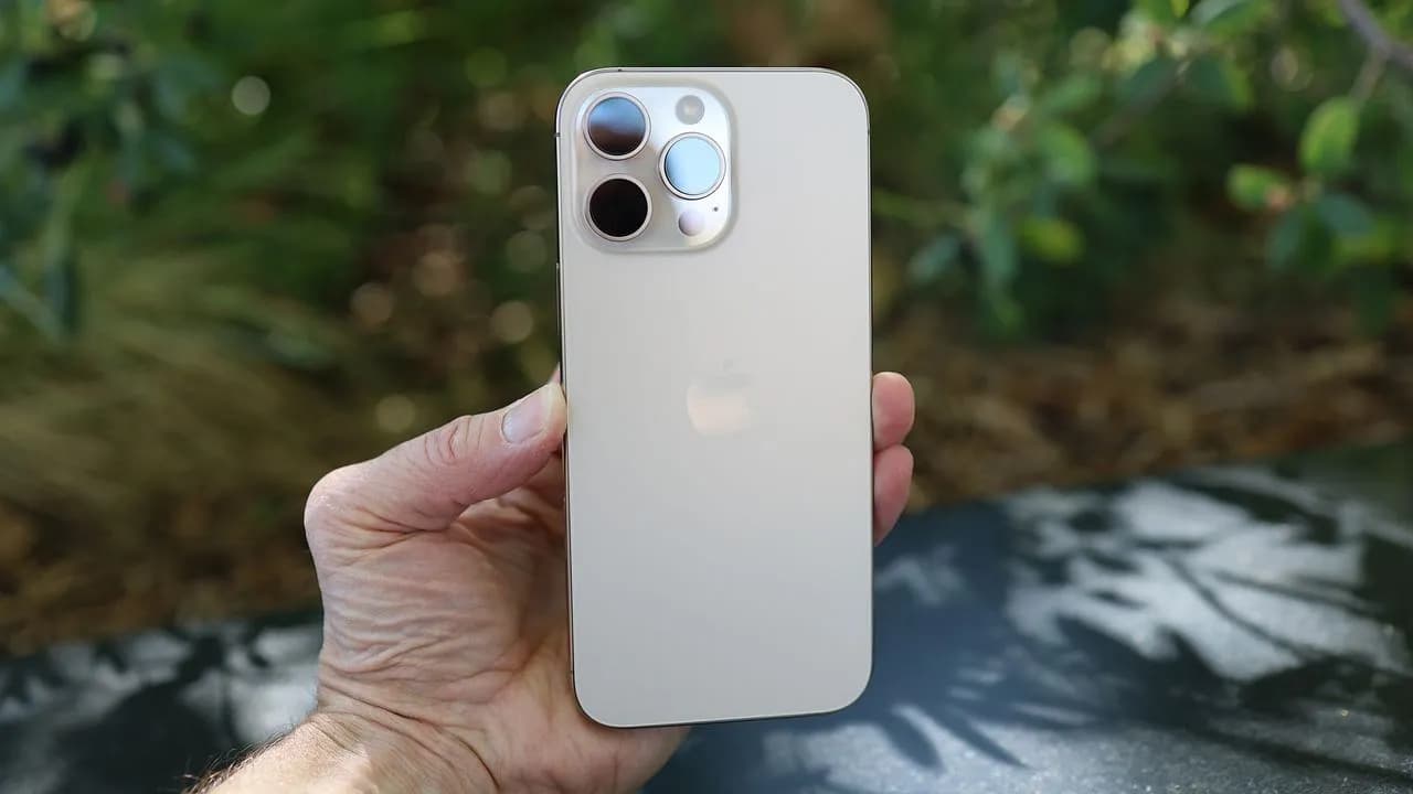 iPhone 17 Pro наконец с большой батареей — сравниваем с лучшими Android-трубками