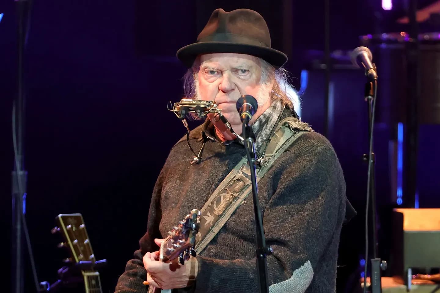 Neil Young попал под суд из-за названия новой группы «Chrome Hearts»