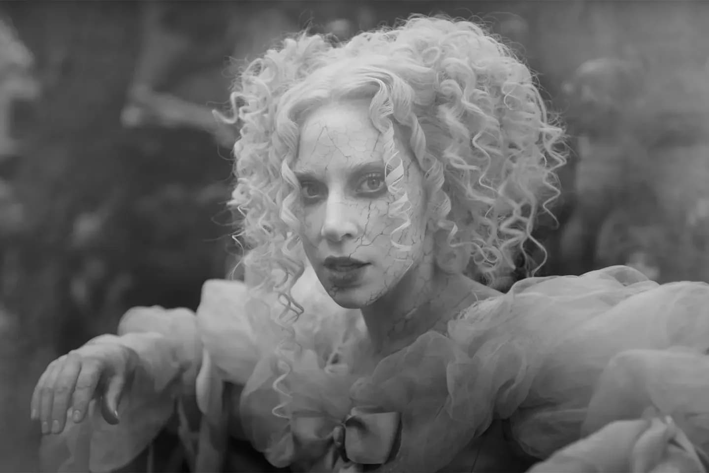 Леди Гага вернулась в чарты с «The Dead Dance»: рекорды, сериал и немного мистики
