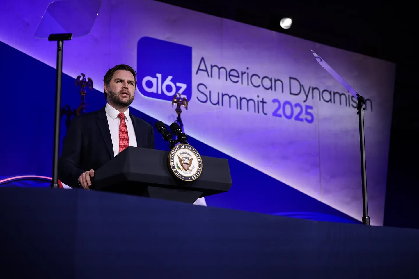 JD Vance и его попытки примирить популистов и техно-магнатов