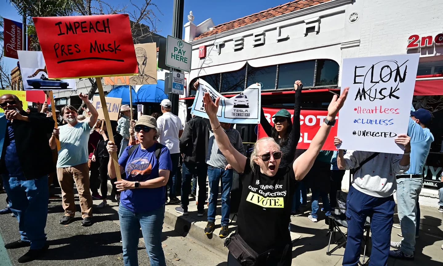 Мировой протест против Tesla: день, когда миллиардеры трясутся от страха