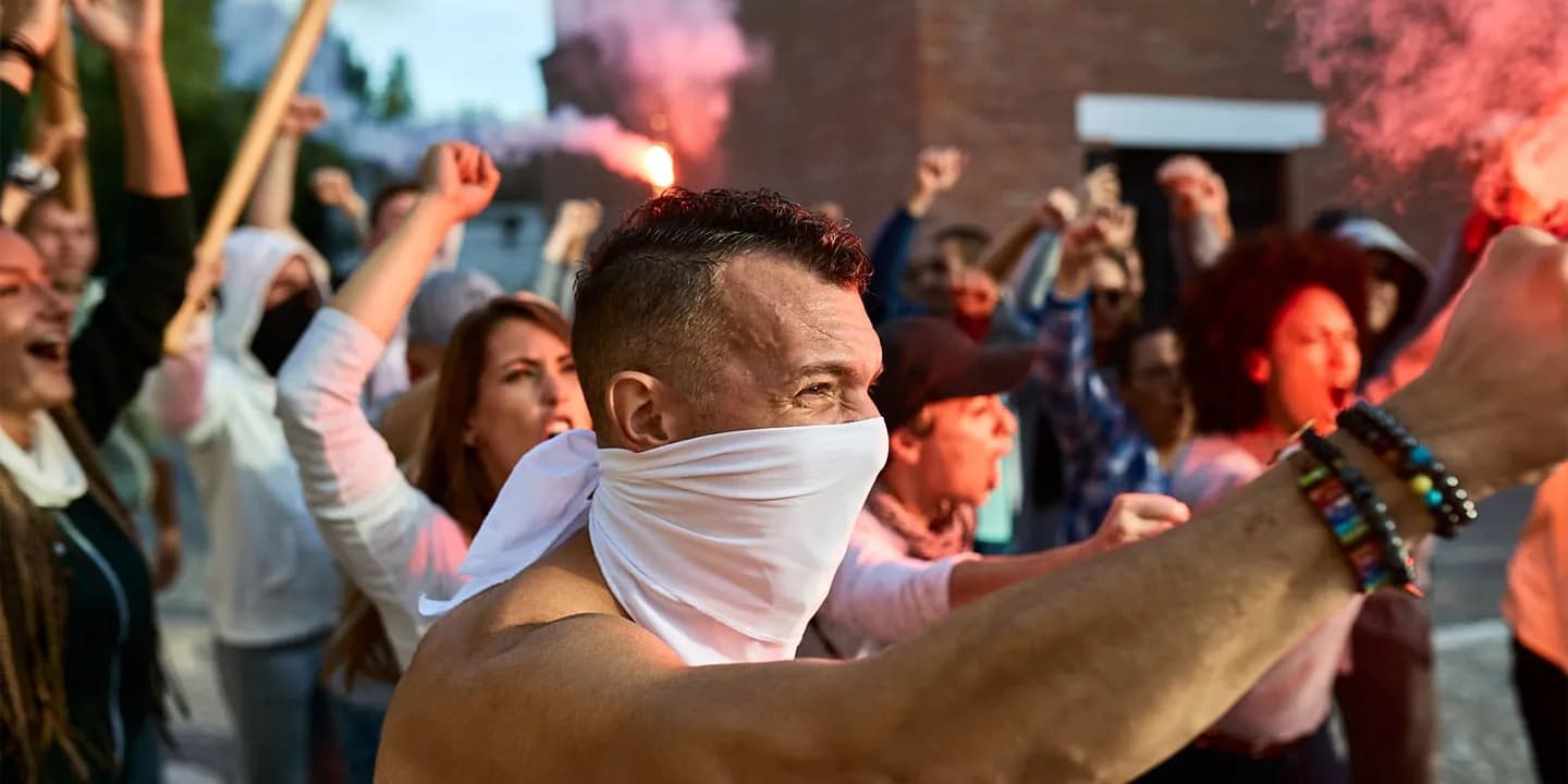 Подковы среди протестующих: как экстремизм тянет к акциям