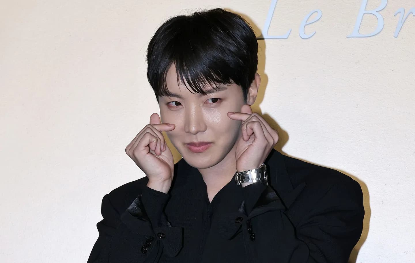 J-hope из BTS завоевывает сердца новой Мона Лизой