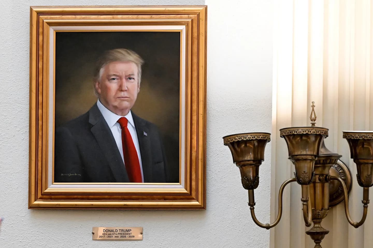 Портрет Трампа сняли: легкий ренессанс на фоне серьезной ситуации