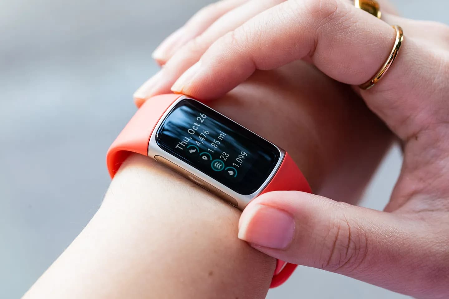 Fitbit обрел новую "судьбу" в Google: миграция аккаунтов продлена до 2026 года!