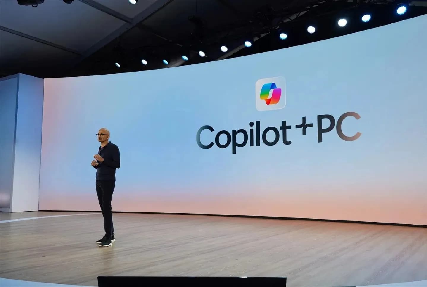Microsoft одаривает ИИ всех, кроме Qualcomm: невероятная жизнь с субтитрами и абсурдными обновлениями