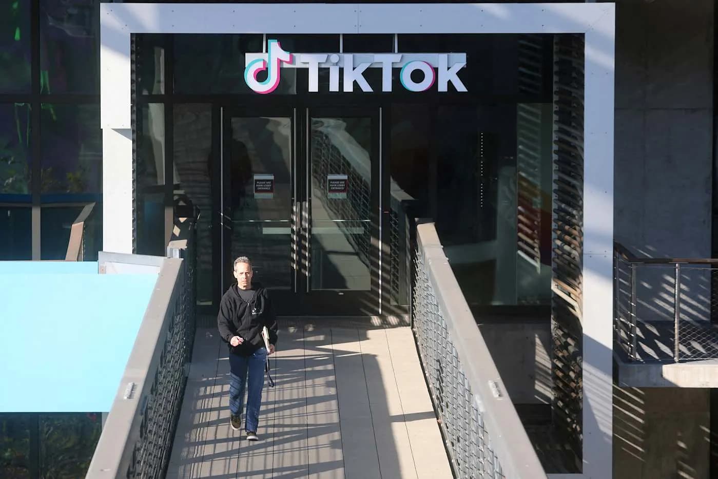 Трамп снова продляет срок спасения TikTok