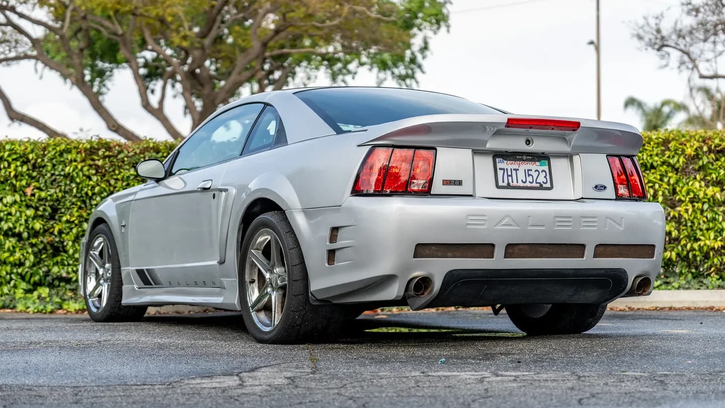 Ford Mustang Saleen S281 2000 года — мечта для любителей скорости и поворотов