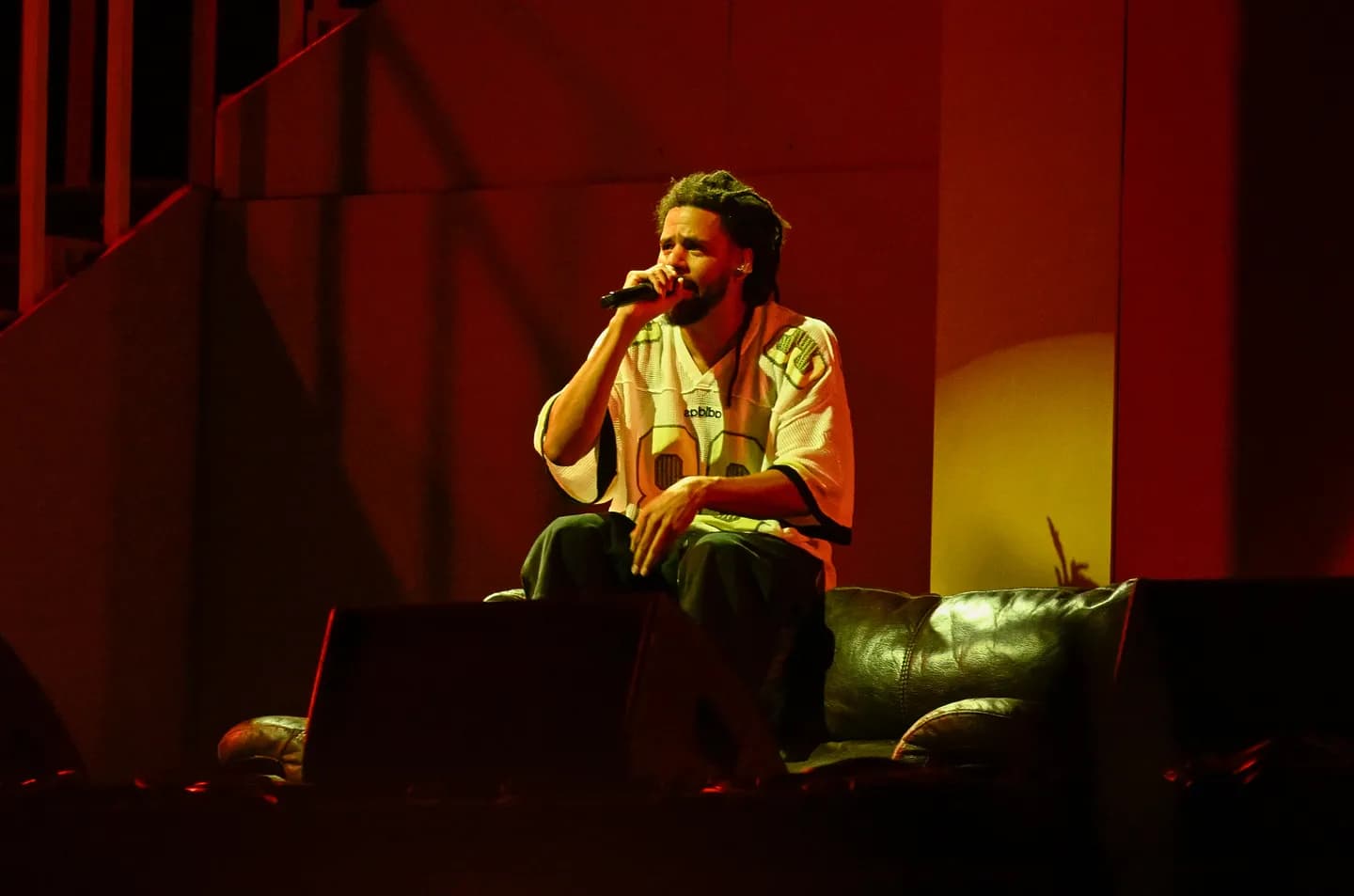 J. Cole откликается на ненависть Ye, нежно целует его в глубь бед!