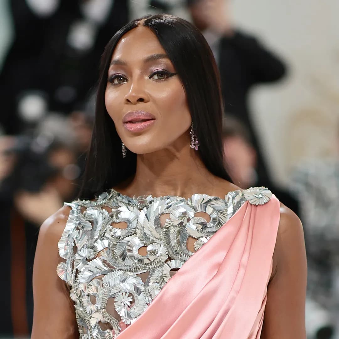 Наоми Кэмпбелл сменила фирменные волосы на огромную прическу на показе Dsquared2