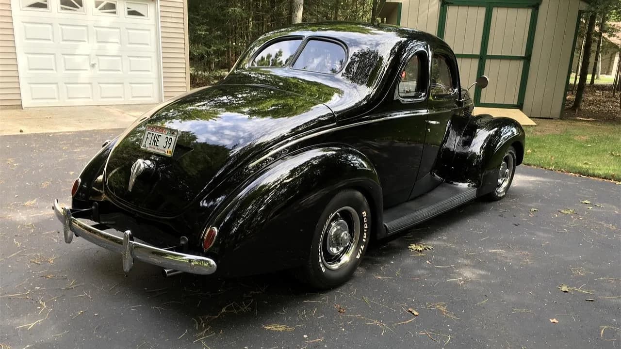 Исторический Ford 1939 года: в стране автомобилей и абсурда
