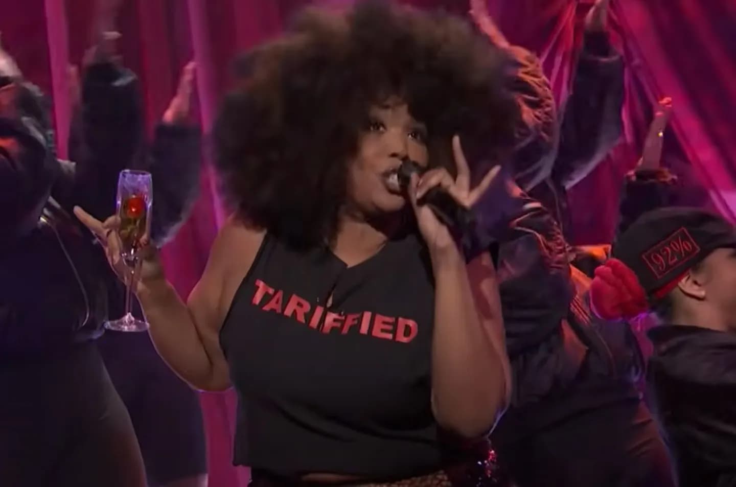 Лиззо и её ироничная футболка ‘TARIFFIED’ на SNL