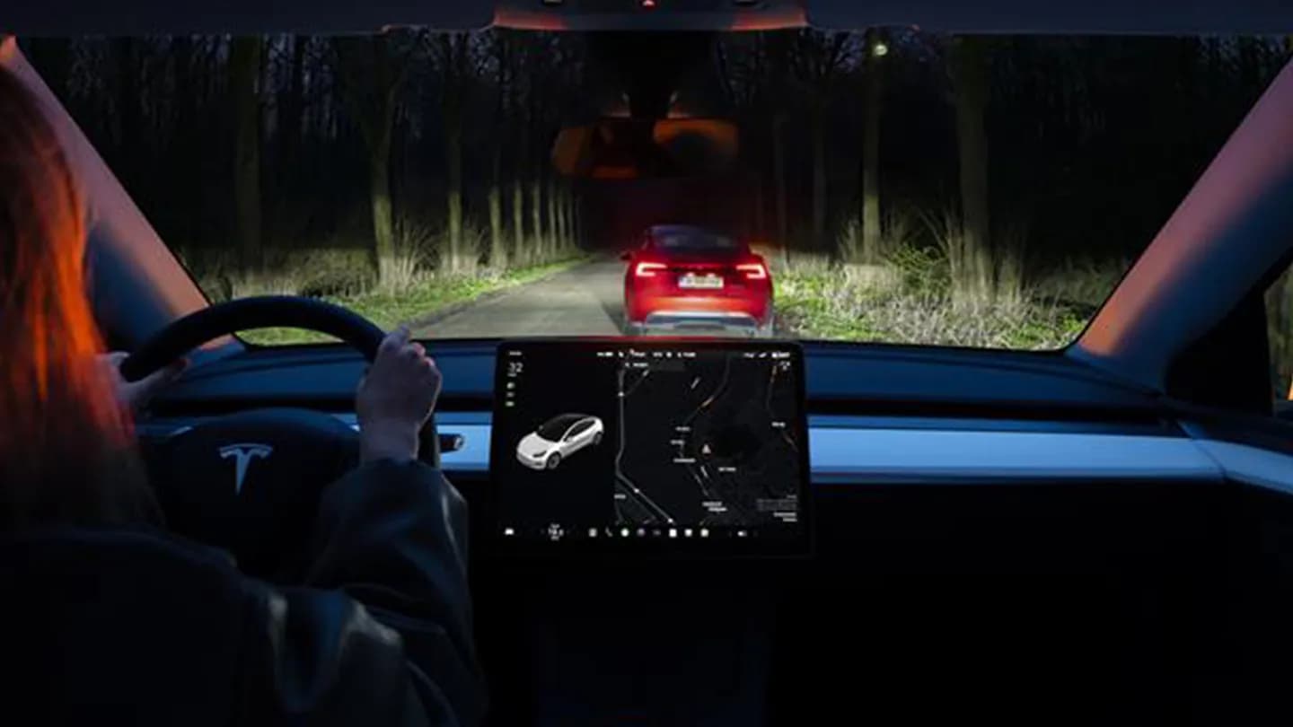 Весенний апдейт от Tesla: фары, маршруты и смертельные гаджеты