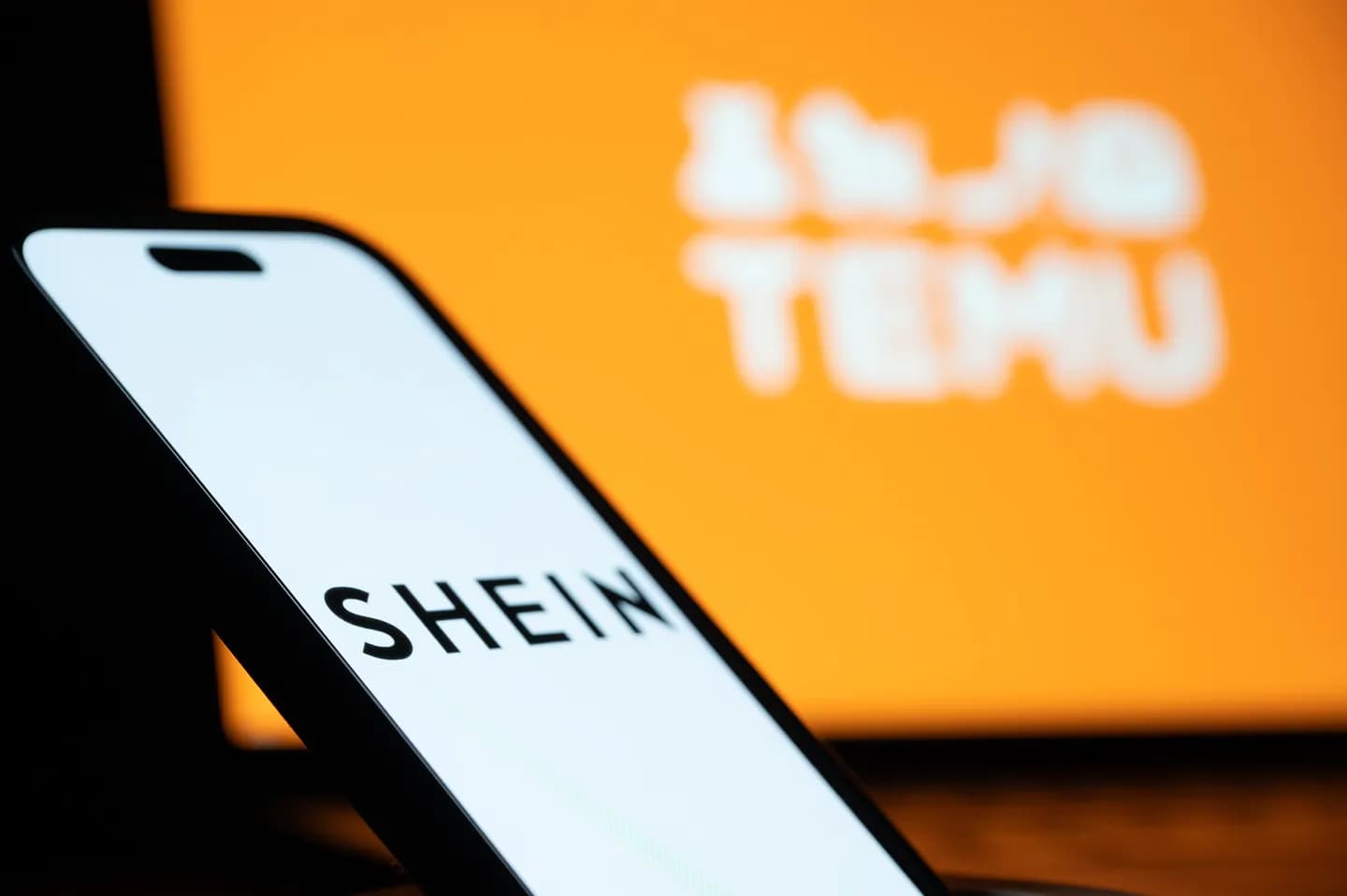 Скандал с тарифами Трампа заставил людей спешить в Temu и Shein