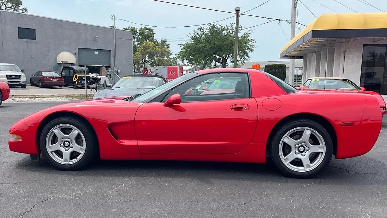 Красный горошек на дорожках: Chevrolet Corvette 1999 года с пробегом