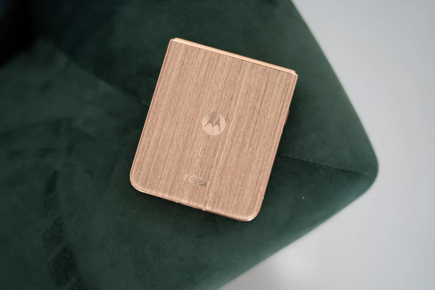 Wood Edition: Motorola Razr Ultra с деревянной задней панелью!