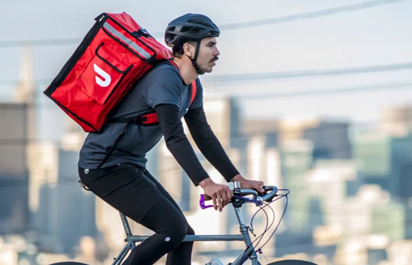 Кулинарная битва: DoorDash против Uber и их безумные обвинения