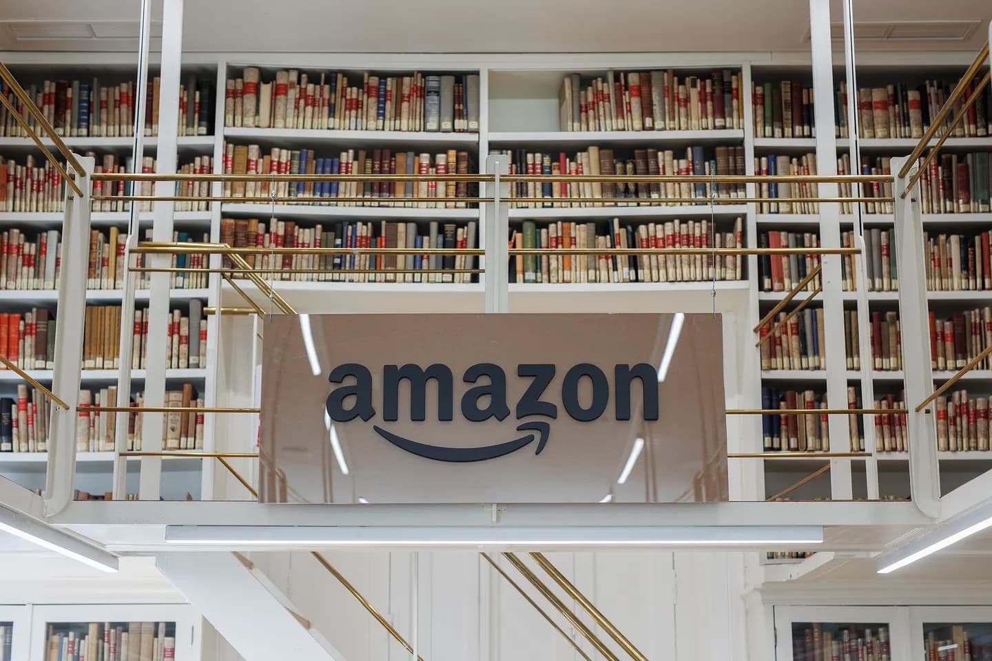 Amazon заигрывает с независимыми книготорговцами: битва гигантов и местных душ