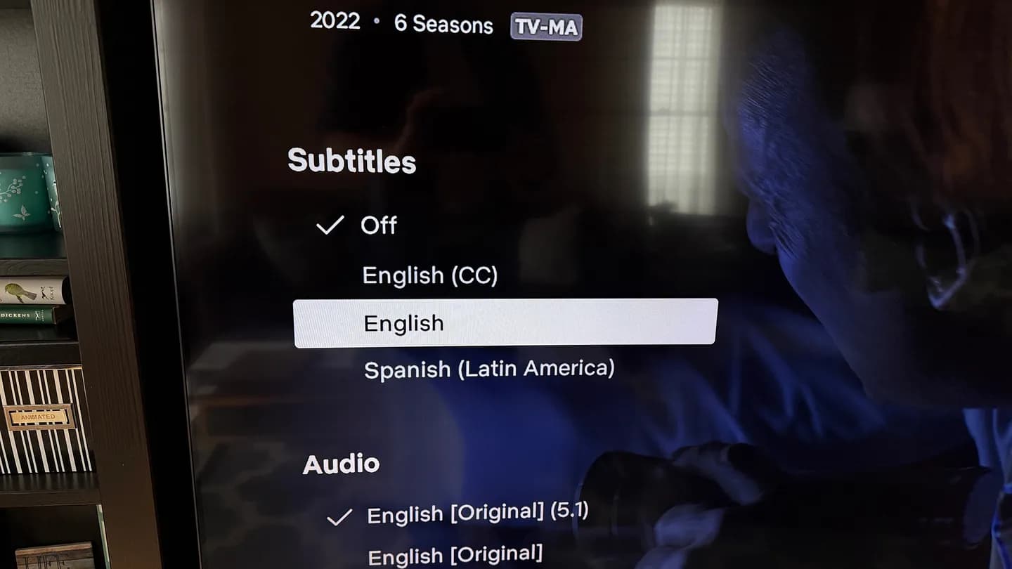Субтитры без звуковых эффектов на Netflix изменяют наш просмотр