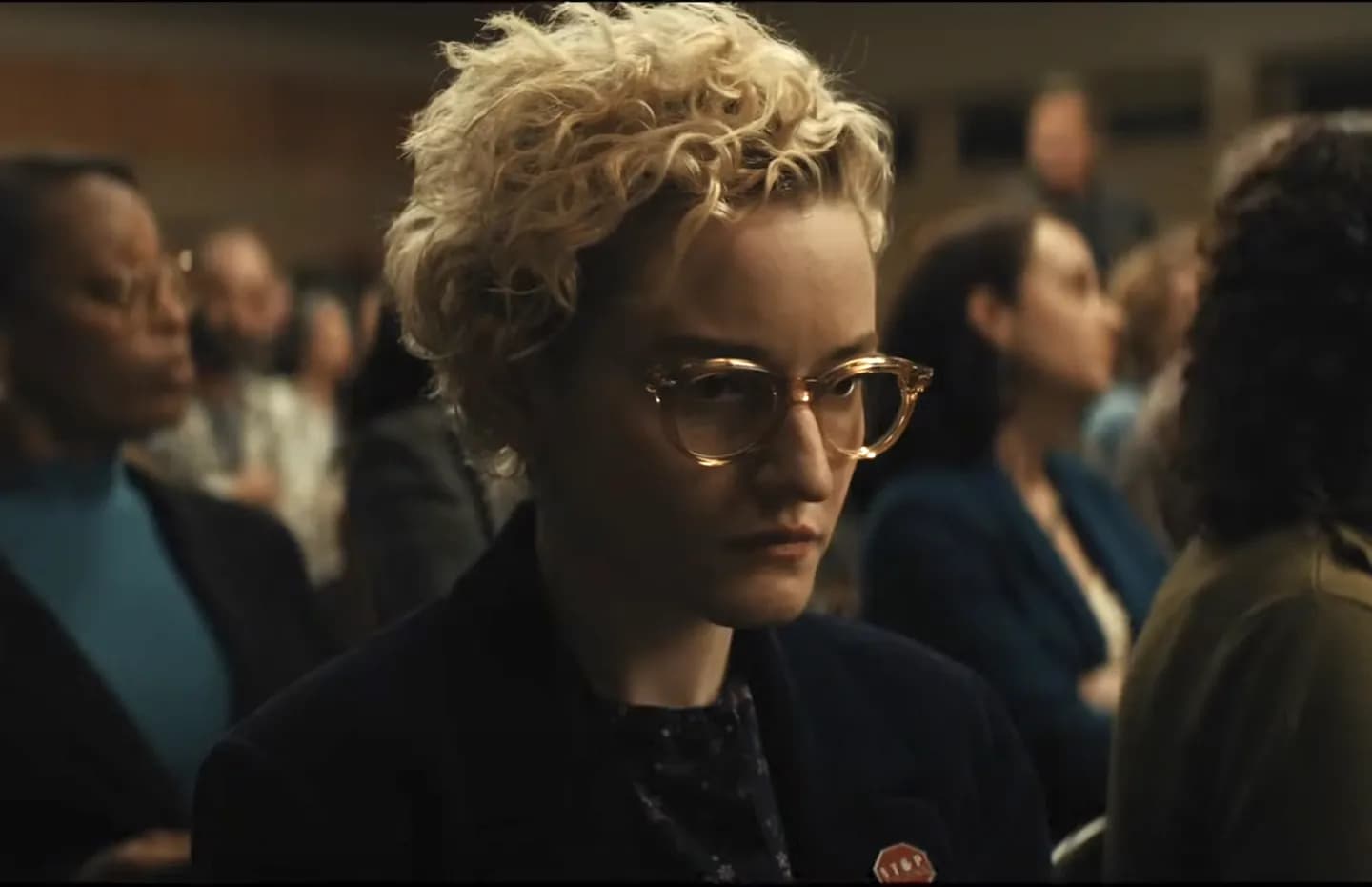 Джулия Гарнер в новом фильме «Оружие»: школа, где творится настоящий кошмар