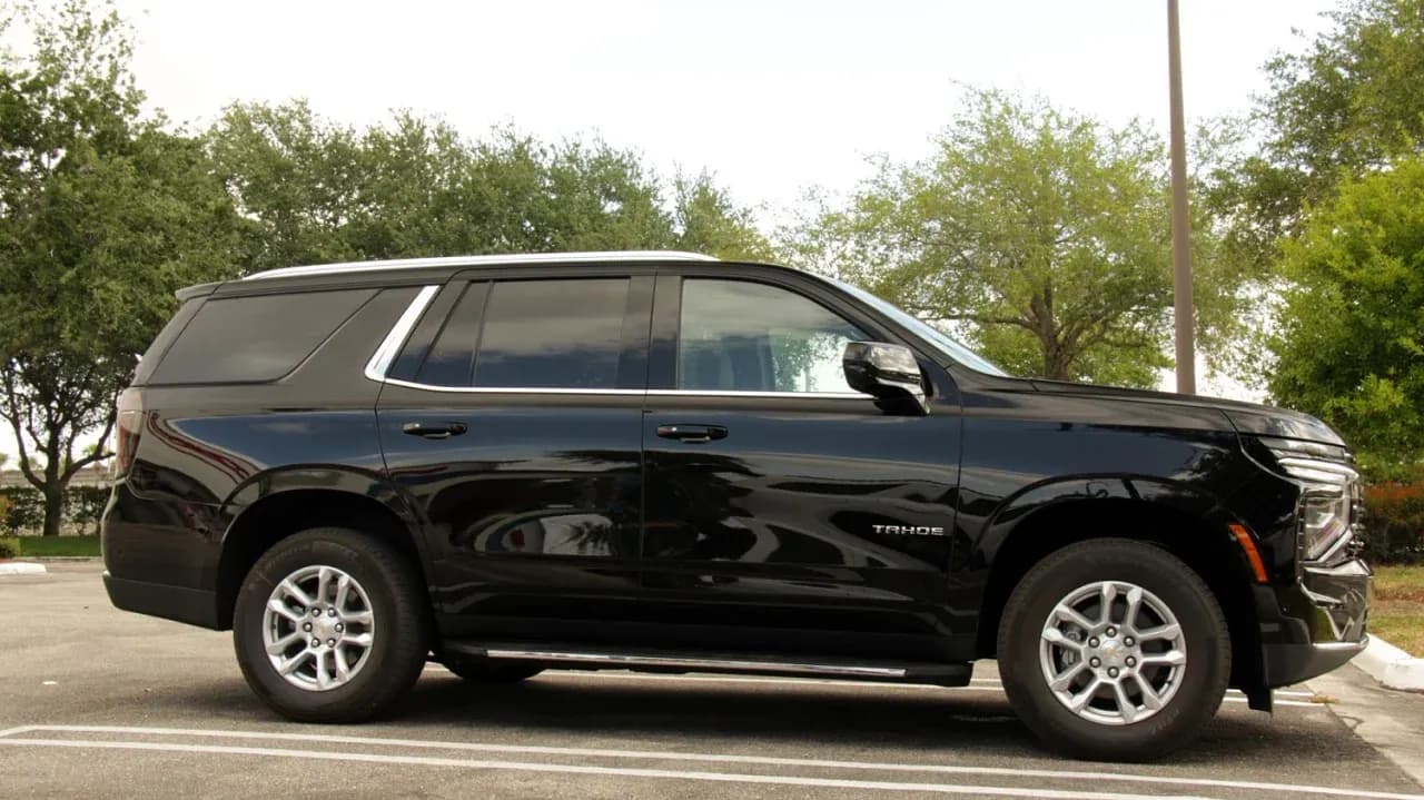 Черный рыцарь на колесах: Обзор Chevrolet Tahoe LT 2025