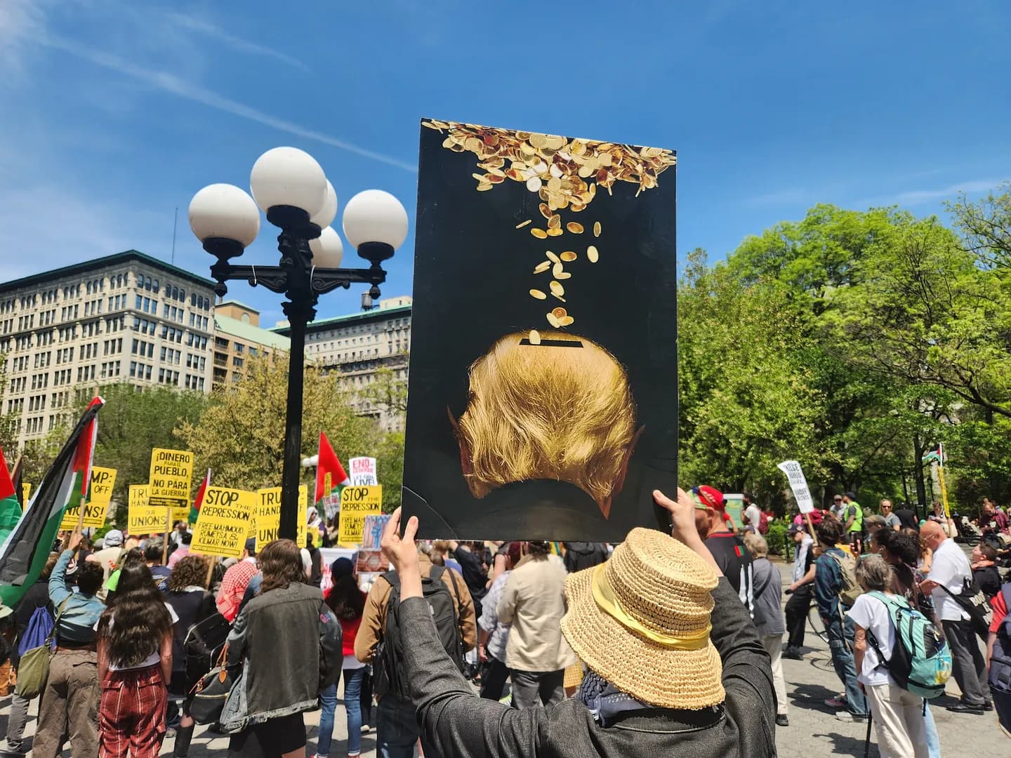 Прошлое и настоящее: искусства и знаков протестов Первомая