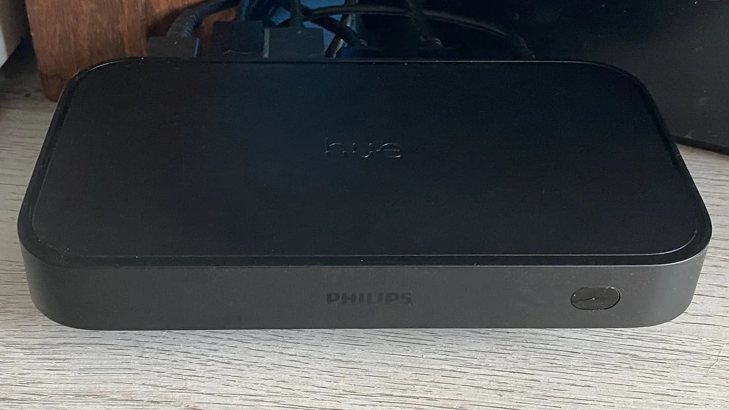 Philips Hue Play HDMI Sync Box 8K — как продать свою селезенку ради RGB-света