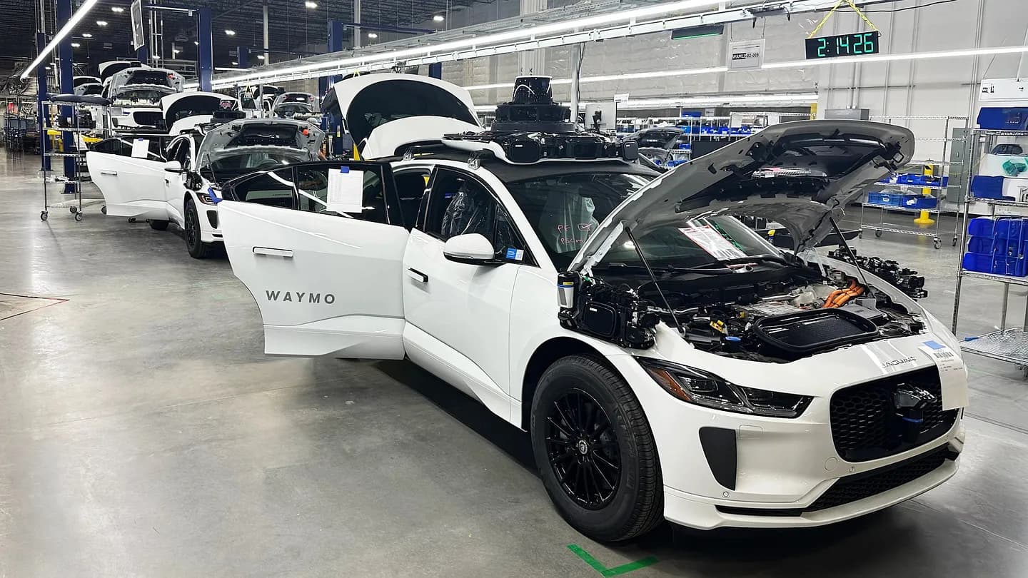 Waymo добавит 2000 новых робомобилей к 2026 году! Время танцев для автономных Ягуаров!