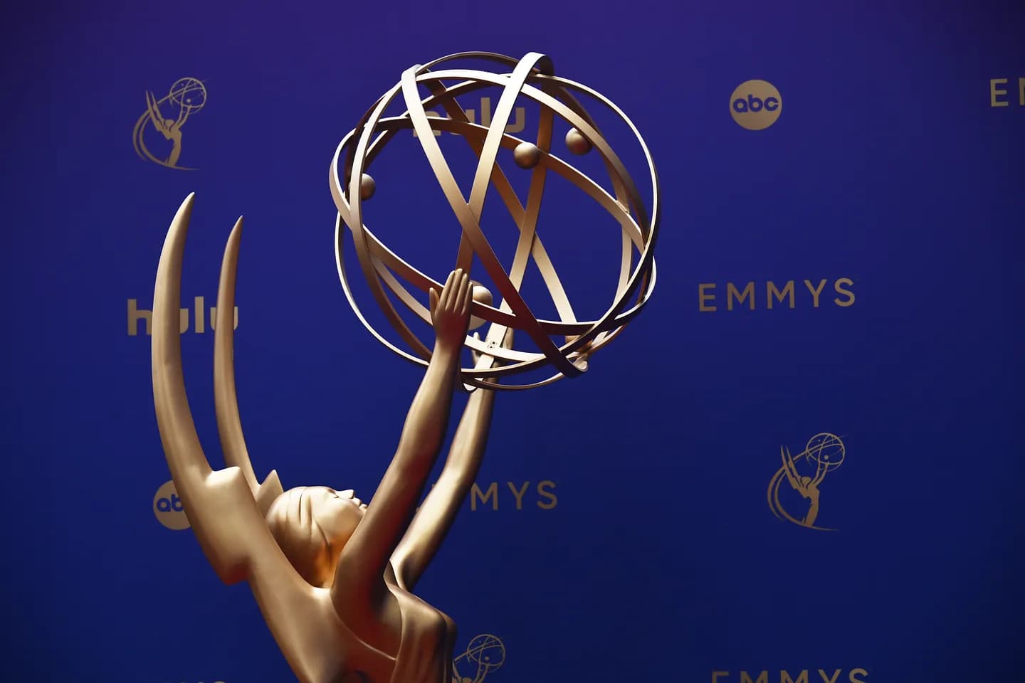 Прогнозы на Emmy 2025: кто из шоу, вероятно, соберет трофеи?