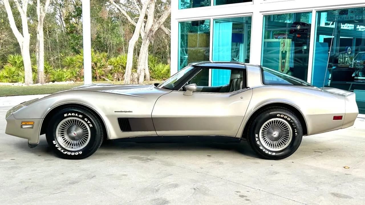 Открытие дня: 1982 Chevrolet Corvette Collector Edition