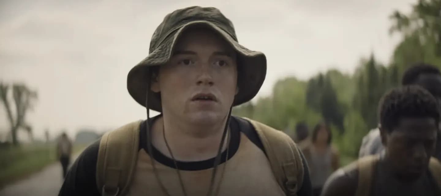 Купер Хоффман на неизбежной прогулке к смерти: трейлер "Долгой прогулки" по Стивену Кингу