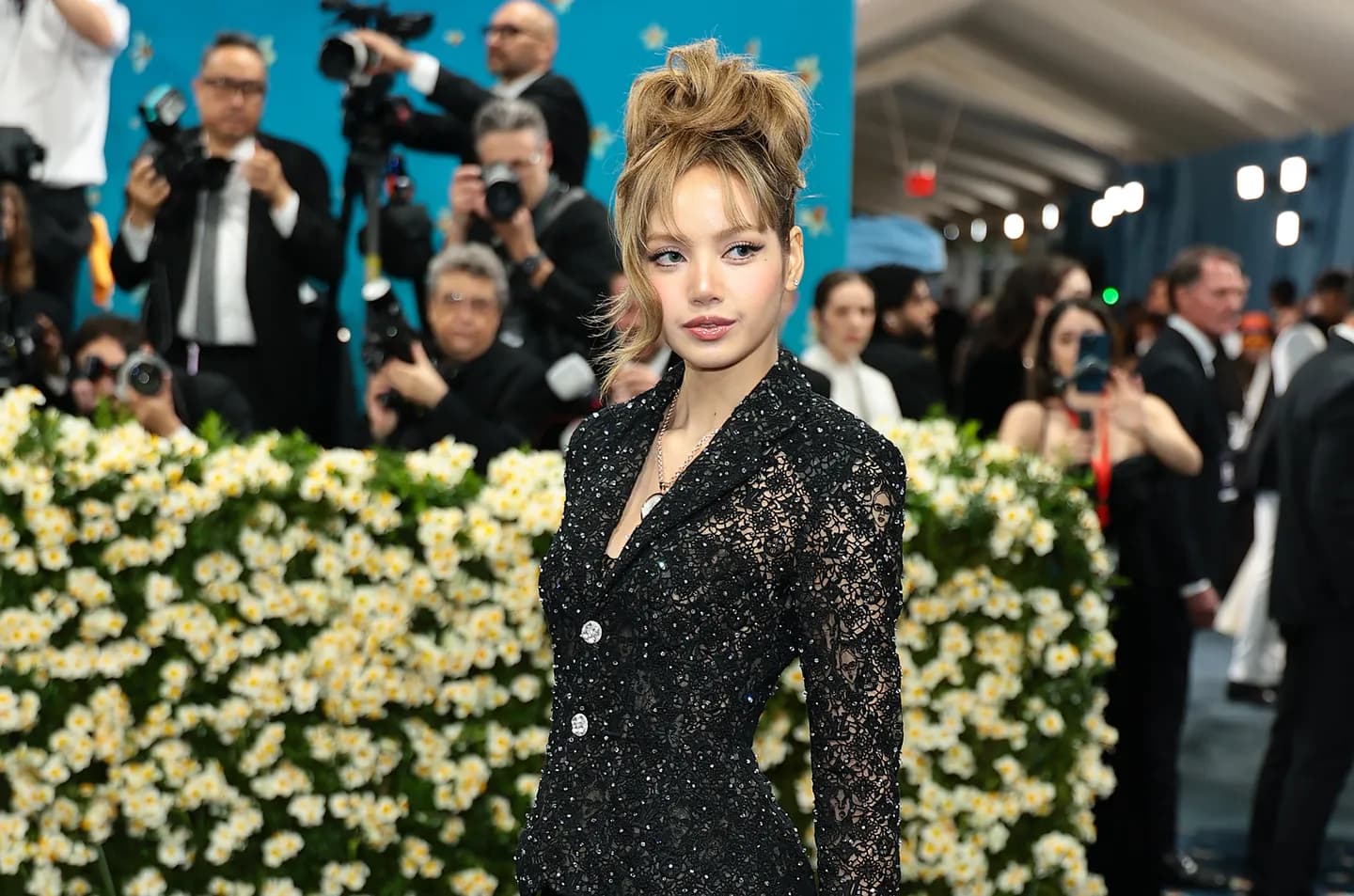 ЛИСА из BLACKPINK и загадка с нижним бельем Розы Паркс на Мет Гала 2025