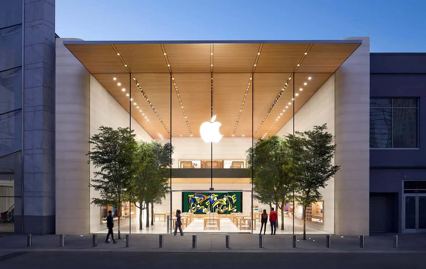Apple пытается затыкать дырки, но пропускает даже свой собственный бизнес