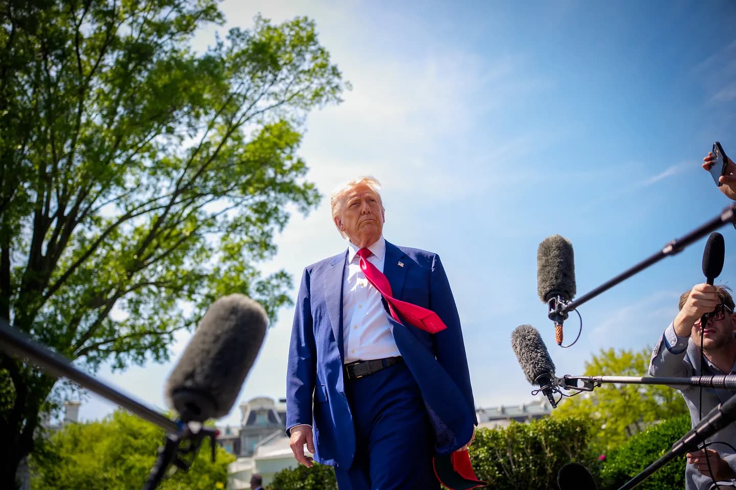 Тарифный каприз Трампа: Премьеры за границей под угрозой, а Голливуд сходит с ума
