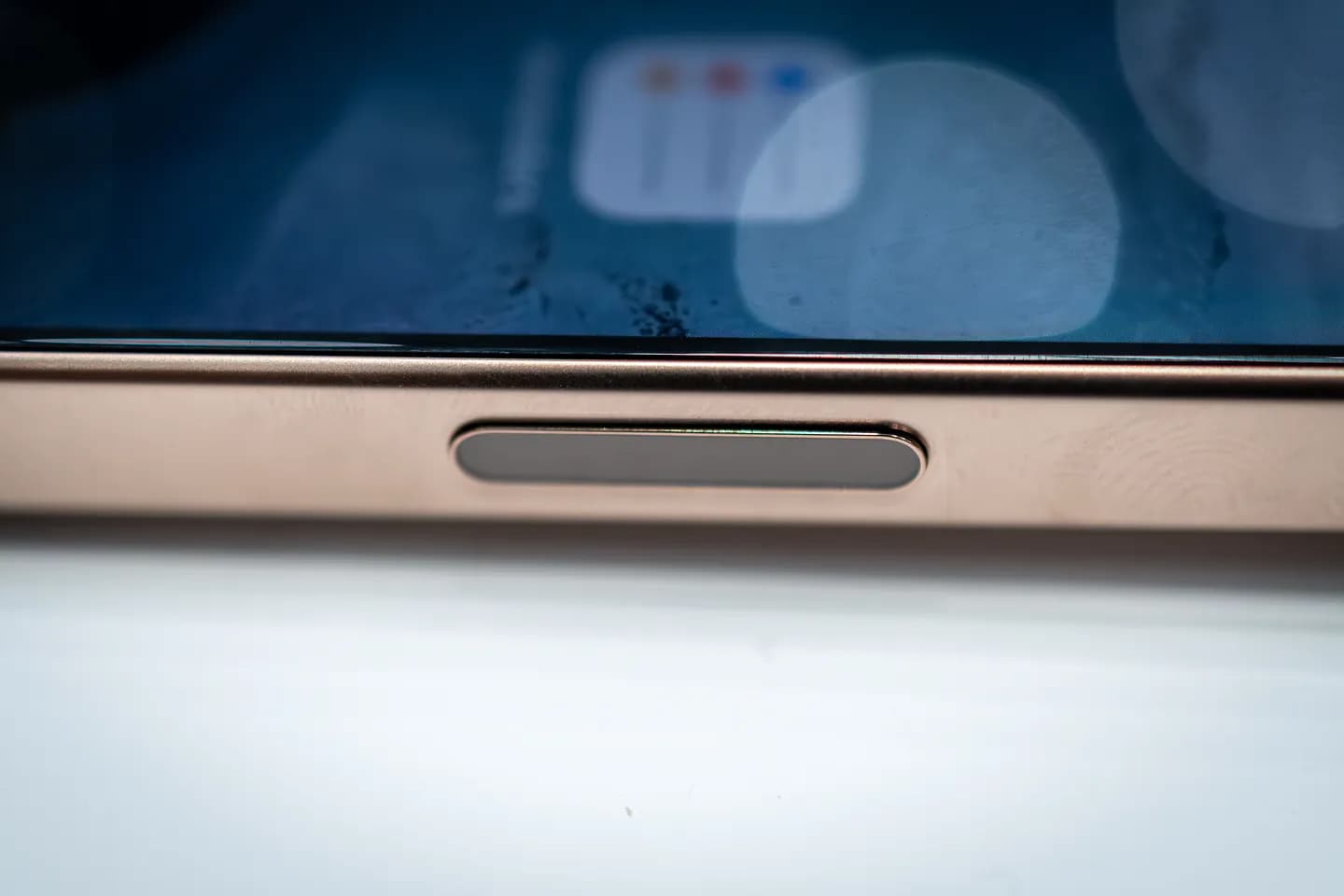 Apple готовит изогнутый iPhone и разговорные лампы к 2027 году