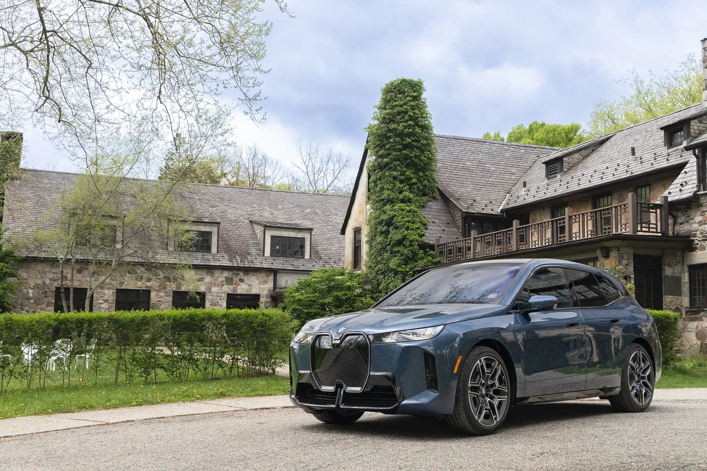 BMW iX 2026 года: Холодный блеск красоты и проблемы на фоне радужного лоска