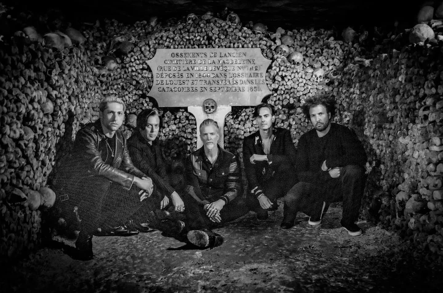 Queens of the Stone Age представили концертный фильм и альбом, записанные в Парижских катакомбах