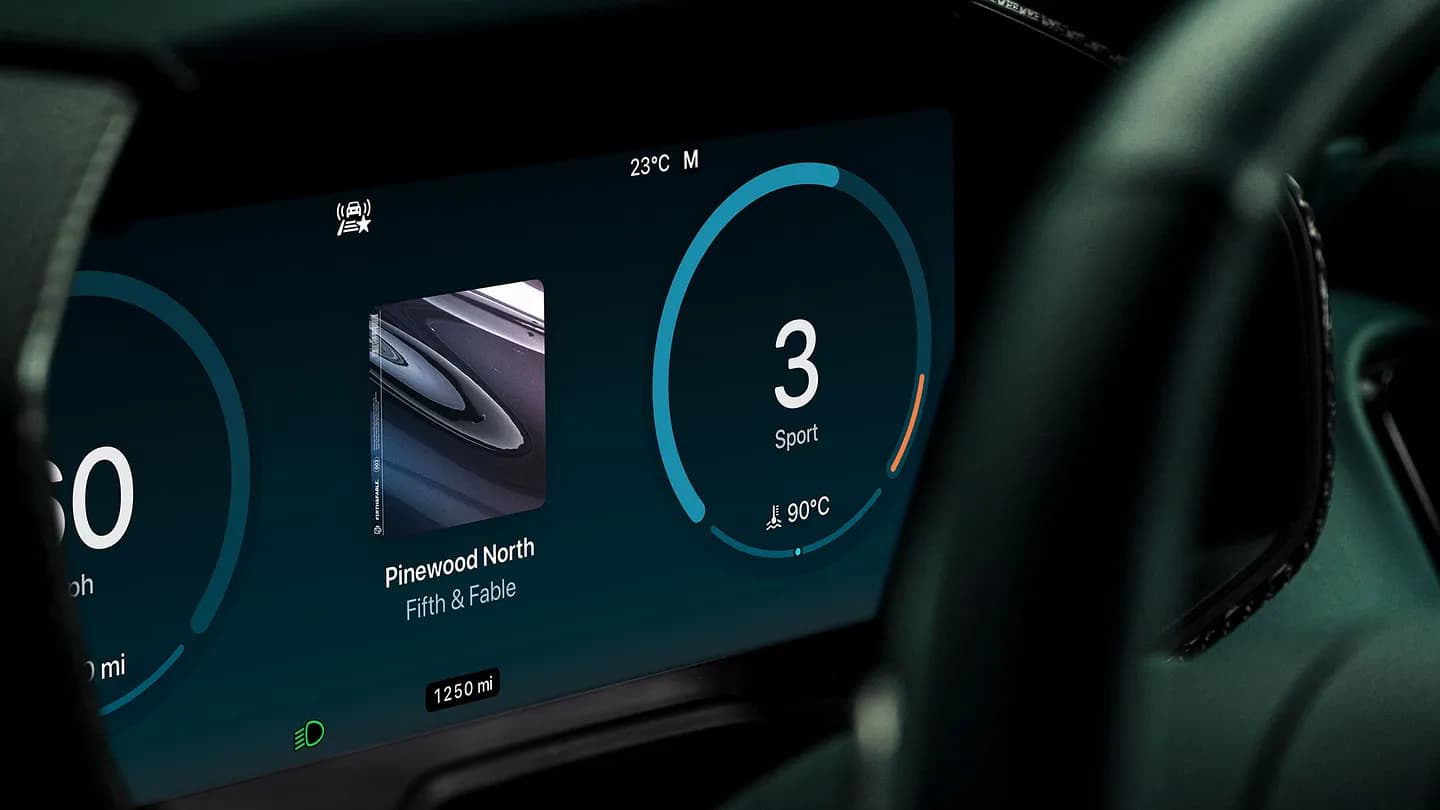 Aston Martin и Apple CarPlay Ultra: технология или выходка?