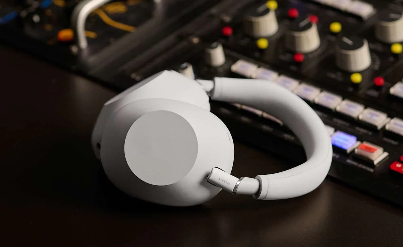 Наушники Sony WH-1000XM6: новый уровень звука в мире глухого бреда