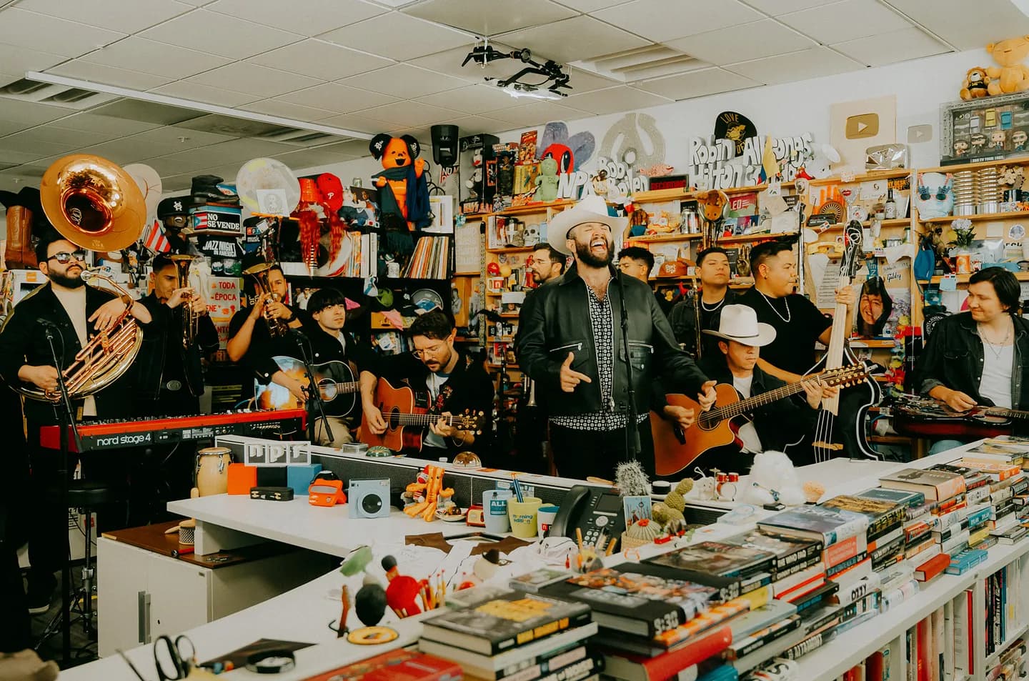 Карин Леон и его 16-музыкантный оркестр на Tiny Desk: зрелище, которое вы не забудете