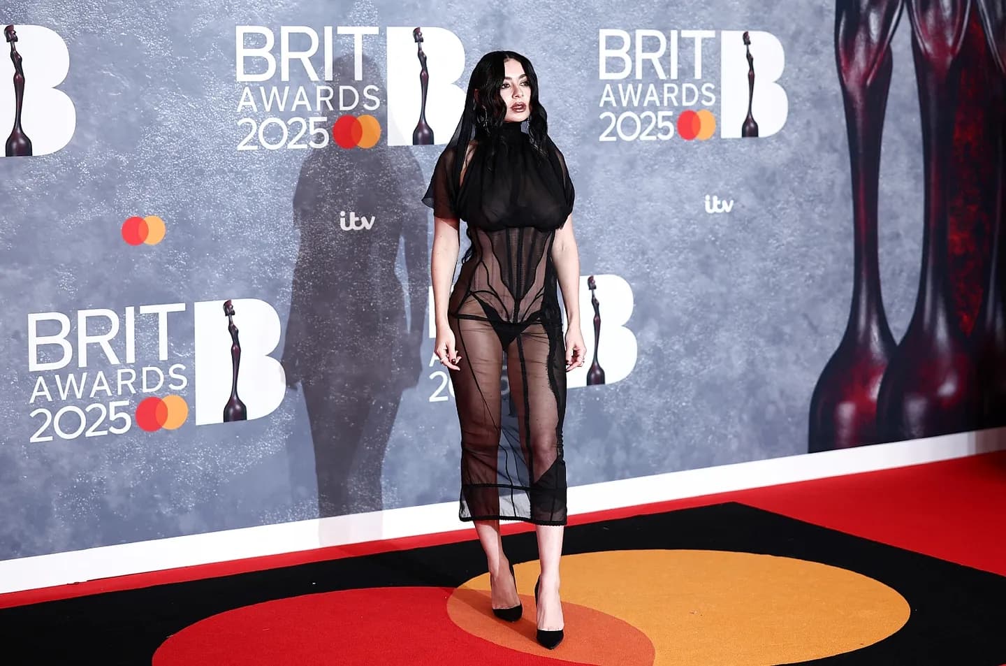 Charli XCX: Открытое платье на грани риска и сосков на BRIT Awards 2025
